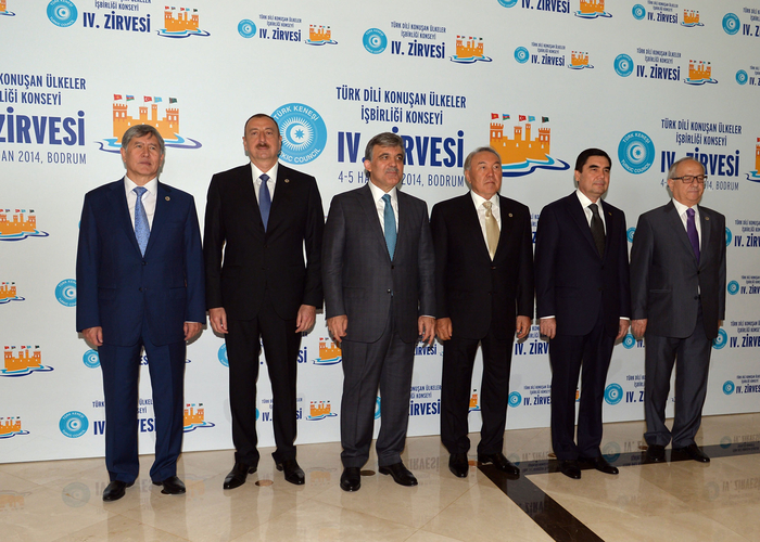 Президент Ильхам Алиев: На определенном этапе Совет сотрудничества тюркоязычных государств должен подумать о создании совместного инвестиционного фонда (ФОТО)