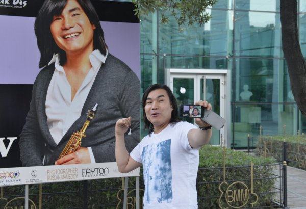 Батырхан Шукенов совершил прогулку по Баку (ФОТО)