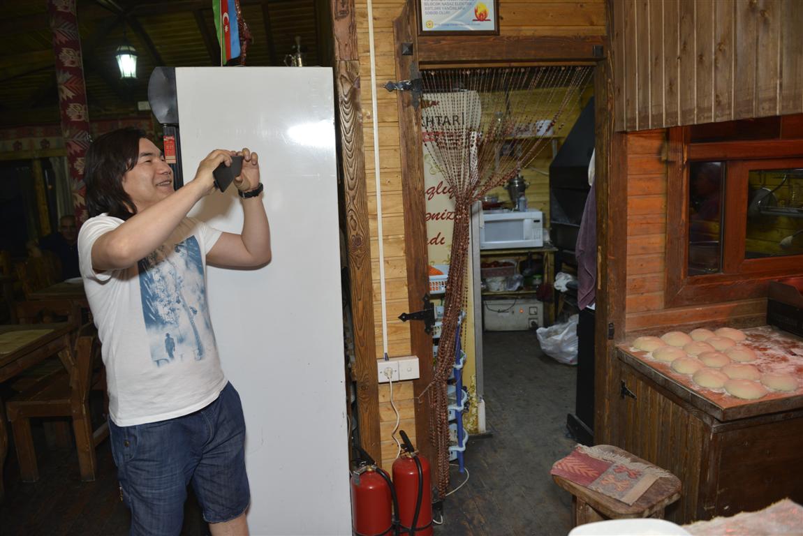 Батырхан Шукенов совершил прогулку по Баку (ФОТО)