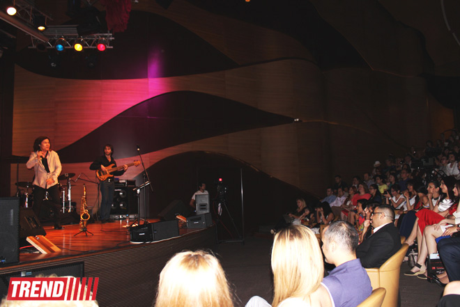 Батырхан Шукенов с аншлагом выступил в Международном центре мугама: "Баку - особенно родной для меня город" (ФОТО)