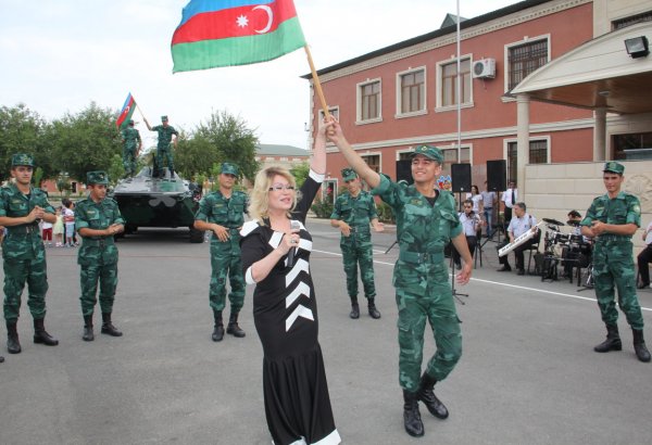 Ниса Гасымова выступила с праздничным концертом перед военнослужащими (ФОТО)