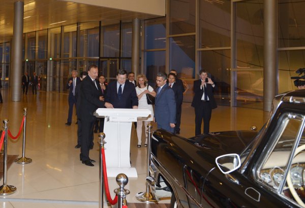 Президент Ильхам Алиев и председатель Еврокомиссии Жозе Мануэл Баррозу посетили Центр Гейдара Алиева (ФОТО)