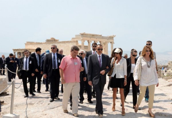 Президент Азербайджана и его супруга посетили Афинский акрополь (ФОТО)