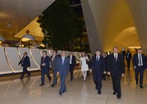 Президент Ильхам Алиев и председатель Еврокомиссии Жозе Мануэл Баррозу посетили Центр Гейдара Алиева (ФОТО)