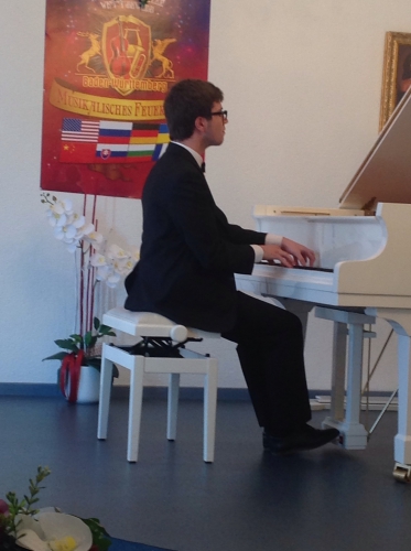 Ученик 10-го класса Атабала Манафзаде завоевал Гран-при международного конкурса в Германии (фото)