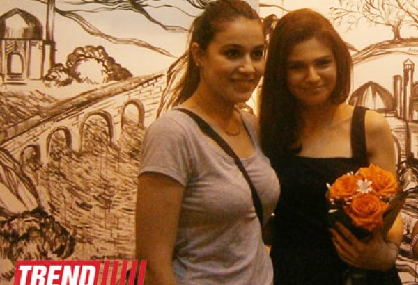 Ляман Юсифли показала достопримечательности Азербайджана, расписав стены художественной галереи (ФОТО)