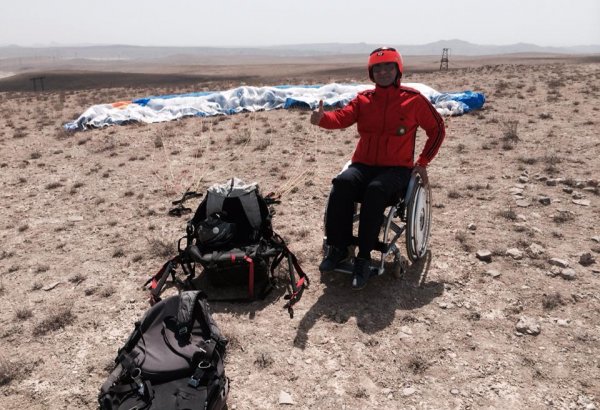 Паралимпиец Кямал Мамедов учится летать на параплане (ФОТО)