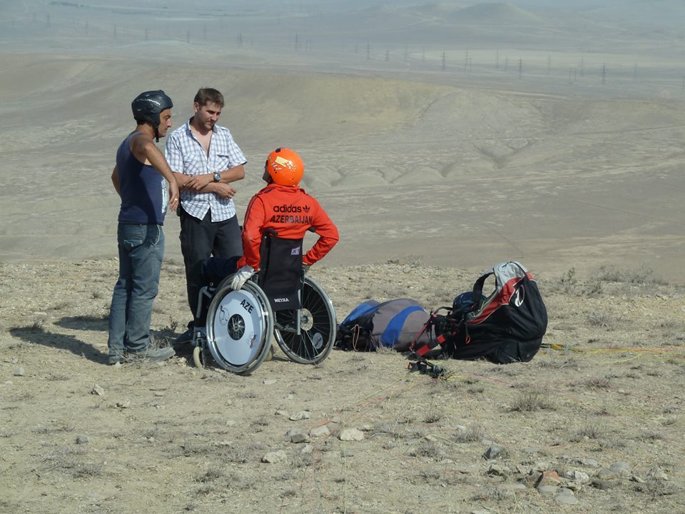 Паралимпиец Кямал Мамедов учится летать на параплане (ФОТО)