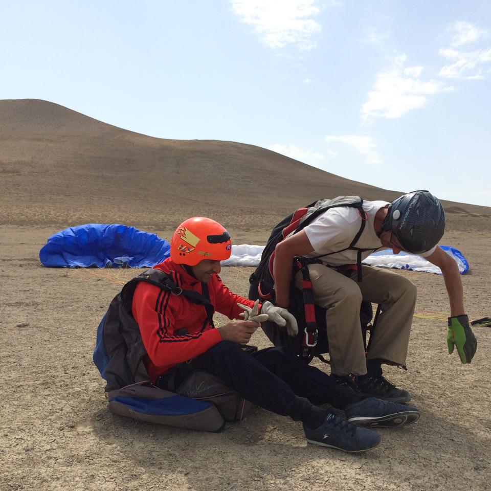 Паралимпиец Кямал Мамедов учится летать на параплане (ФОТО)