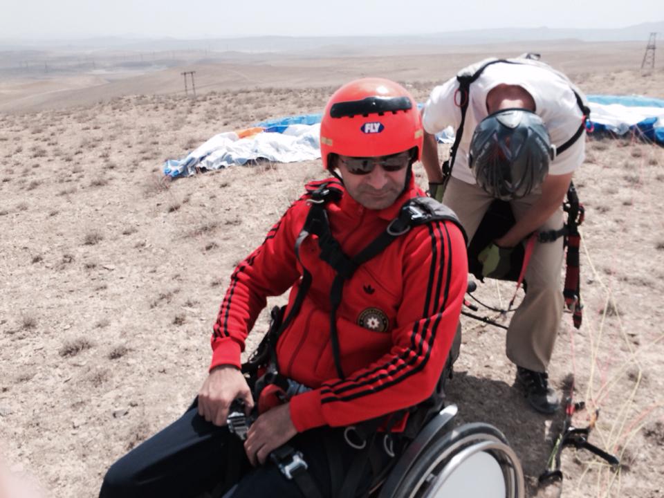 Паралимпиец Кямал Мамедов учится летать на параплане (ФОТО)