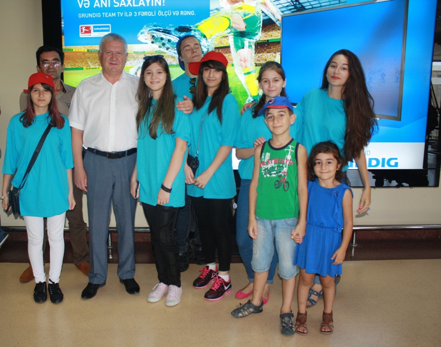 Азербайджанские школьники и студенты отправились в учебно-ознакомительную поездку по России (ФОТО)