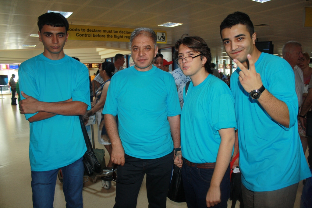 Азербайджанские школьники и студенты отправились в учебно-ознакомительную поездку по России (ФОТО)