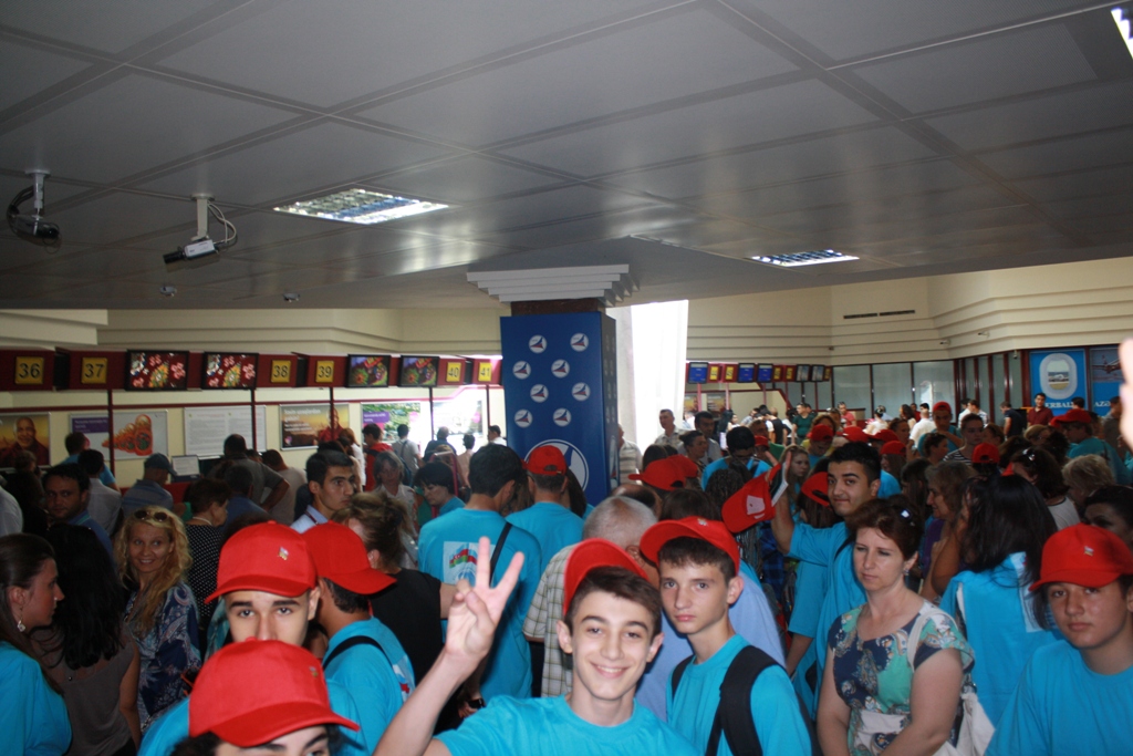 Азербайджанские школьники и студенты отправились в учебно-ознакомительную поездку по России (ФОТО)