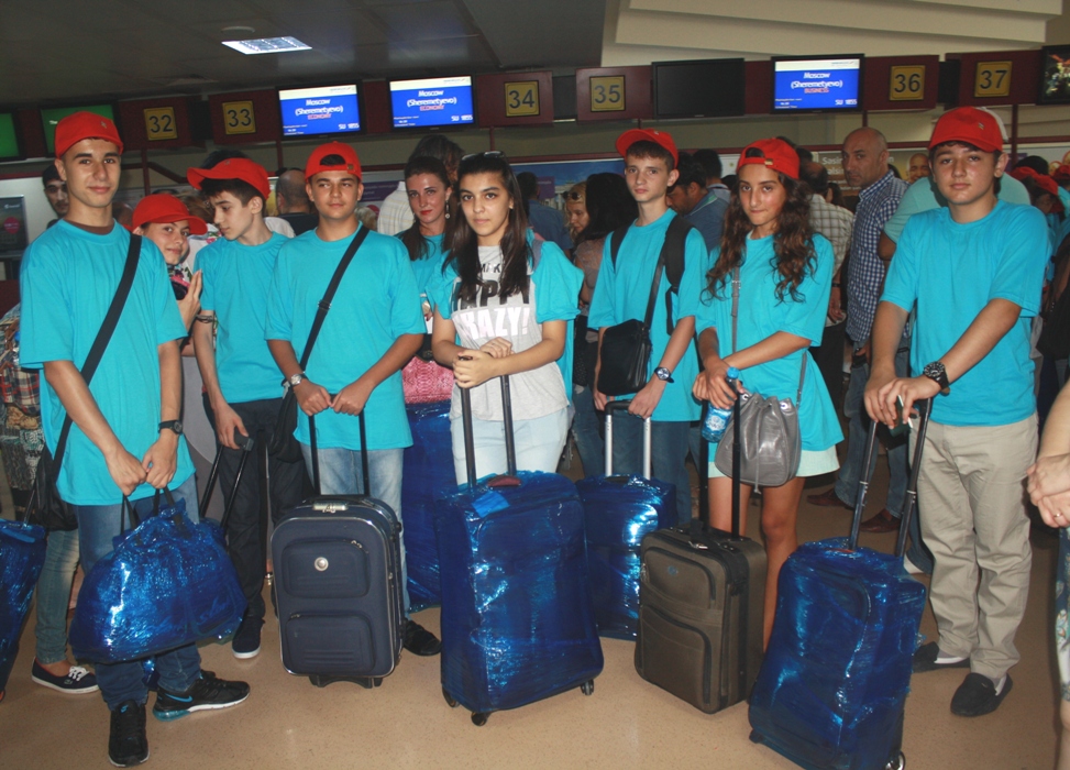 Азербайджанские школьники и студенты отправились в учебно-ознакомительную поездку по России (ФОТО)