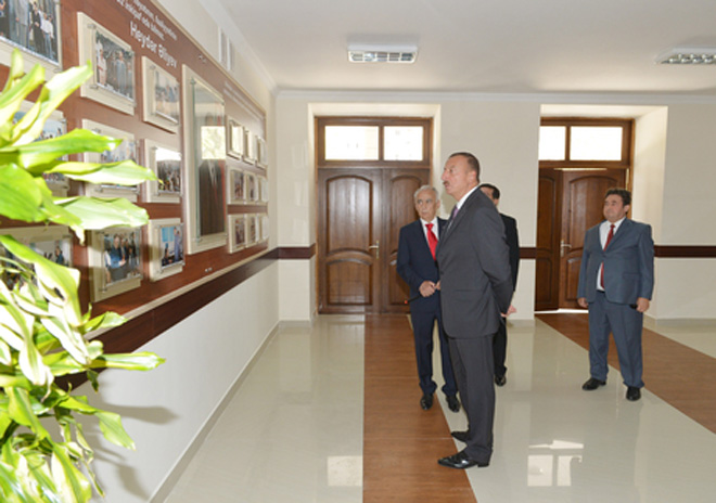 Президент Азербайджана ознакомился со зданием одной из бакинских средних школ после капремонта и реконструкции