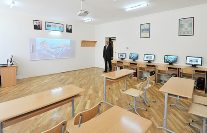 Президент Азербайджана ознакомился со зданием одной из бакинских средних школ после капремонта и реконструкции