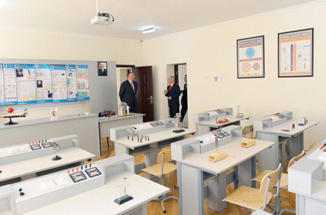 Президент Азербайджана ознакомился со зданием одной из бакинских средних школ после капремонта и реконструкции