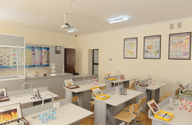 Президент Азербайджана ознакомился со зданием одной из бакинских средних школ после капремонта и реконструкции