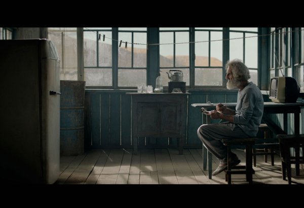 Он не был одинок - в коридоре шумел старый холодильник... (ФОТО)