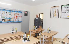 Президент Азербайджана ознакомился с новым корпусом одной из бакинских школ после капремонта и реконструкции  (ФОТО)