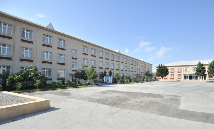 Президент Азербайджана ознакомился с новым корпусом одной из бакинских школ после капремонта и реконструкции  (ФОТО)