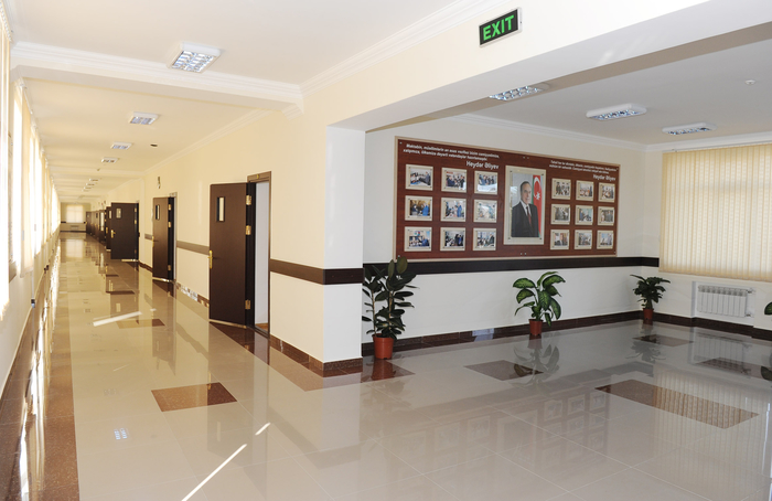 Президент Азербайджана ознакомился с новым корпусом одной из бакинских школ после капремонта и реконструкции  (ФОТО)