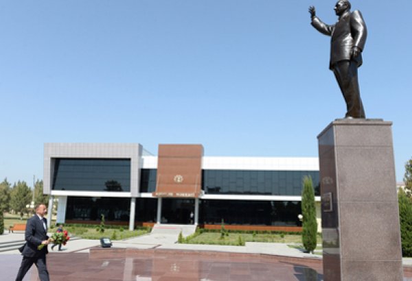 Президент Азербайджана совершает визит в Бейлаганский район (ФОТО)