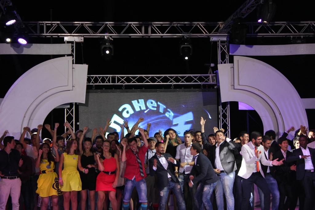 На побережье Каспия прошел гала-концерт фестиваля КВН "Бакинские каникулы" (ФОТО)