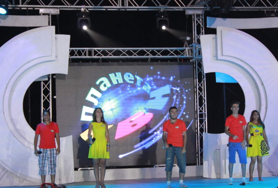 На побережье Каспия прошел гала-концерт фестиваля КВН "Бакинские каникулы" (ФОТО)