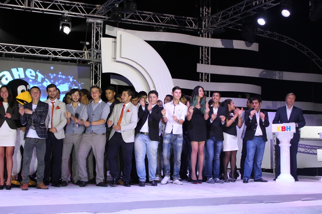 На побережье Каспия прошел гала-концерт фестиваля КВН "Бакинские каникулы" (ФОТО)