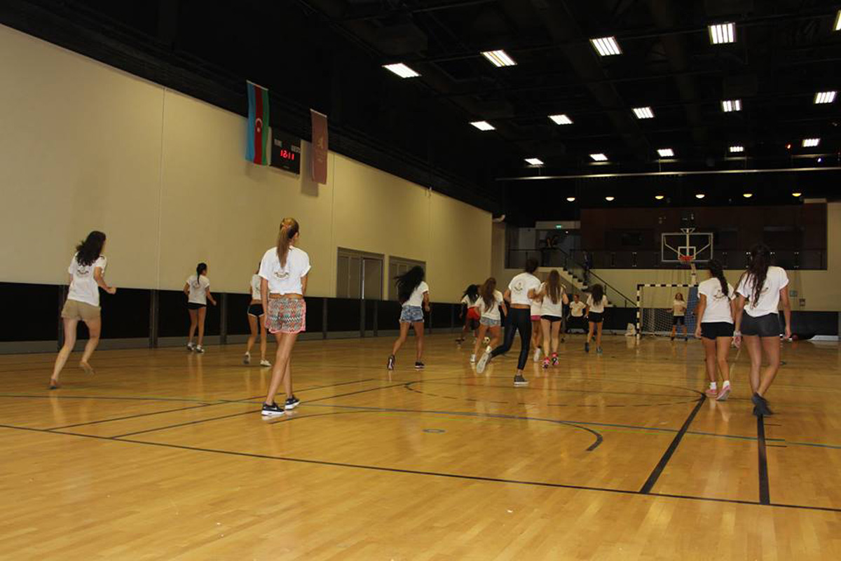 Красавицы со всего мира сыграли в Баку футбол, занялись йогой и климбингом (ФОТО)