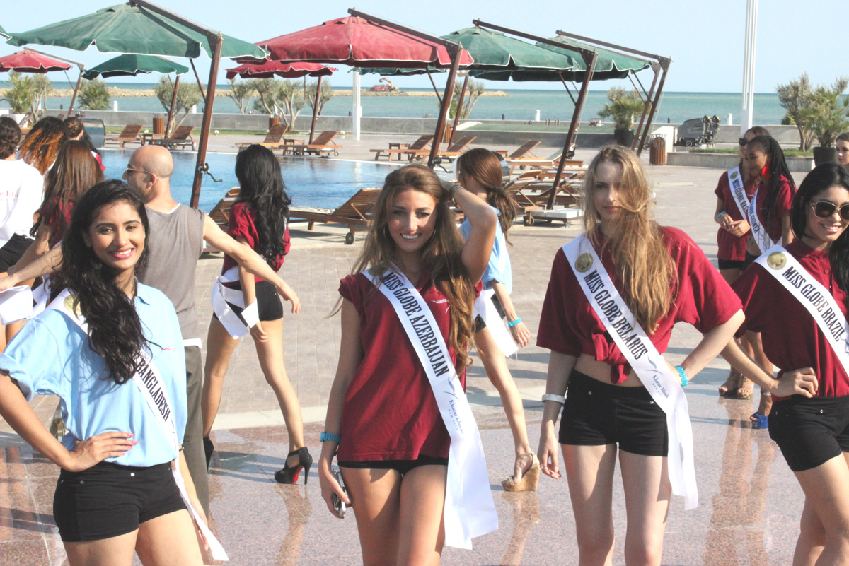 Участницы "Miss Globe İnternational" провели репетицию на искусственном архипелаге в Баку (ФОТО)