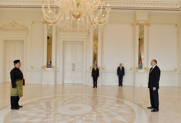 Президент Азербайджана принял верительные грамоты послов ряда стран  (ФОТО)