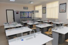 Президент Ильхам Алиев ознакомился с условиями в бакинских школах номер 32 и 12 после ремонта и реконструкции (ФОТО)