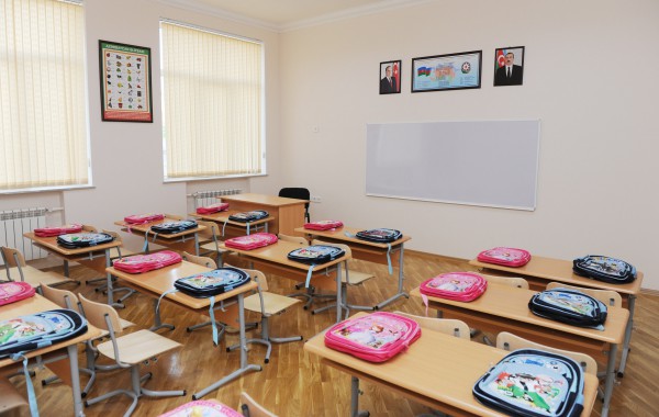 Президент Ильхам Алиев ознакомился с условиями в бакинских школах номер 32 и 12 после ремонта и реконструкции (ФОТО)