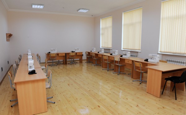 Президент Ильхам Алиев ознакомился с условиями в бакинских школах номер 32 и 12 после ремонта и реконструкции (ФОТО)