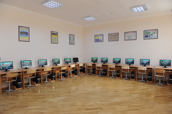 Президент Ильхам Алиев ознакомился с условиями в бакинских школах номер 32 и 12 после ремонта и реконструкции (ФОТО)