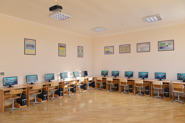 Президент Ильхам Алиев ознакомился с условиями в бакинских школах номер 32 и 12 после ремонта и реконструкции (ФОТО)