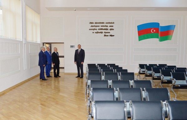 Президент Ильхам Алиев ознакомился с условиями в бакинских школах номер 32 и 12 после ремонта и реконструкции (ФОТО)