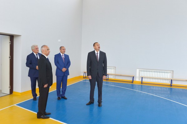 Президент Ильхам Алиев ознакомился с условиями в бакинских школах номер 32 и 12 после ремонта и реконструкции (ФОТО)