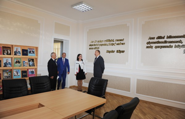 Президент Ильхам Алиев ознакомился с условиями в бакинских школах номер 32 и 12 после ремонта и реконструкции (ФОТО)