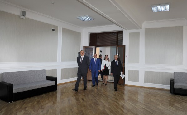 Президент Ильхам Алиев ознакомился с условиями в бакинских школах номер 32 и 12 после ремонта и реконструкции (ФОТО)