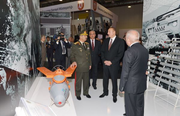 Ильхам Алиев ознакомился с первой Азербайджанской международной выставкой оборонной промышленности (ФОТО)