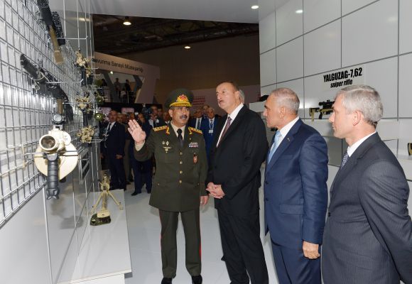 Ильхам Алиев ознакомился с первой Азербайджанской международной выставкой оборонной промышленности (ФОТО)