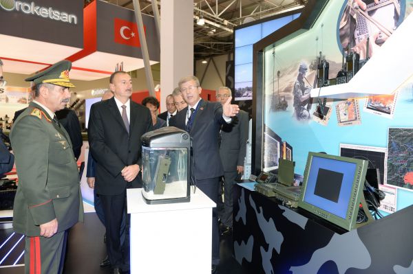 Ильхам Алиев ознакомился с первой Азербайджанской международной выставкой оборонной промышленности (ФОТО)