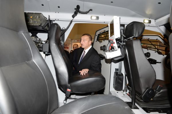 Ильхам Алиев ознакомился с первой Азербайджанской международной выставкой оборонной промышленности (ФОТО)