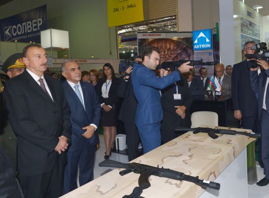 Ильхам Алиев ознакомился с первой Азербайджанской международной выставкой оборонной промышленности (ФОТО)