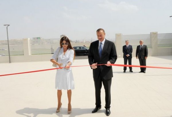 Президент Ильхам Алиев и его супруга приняли участие в открытии Бакинского французского лицея (ФОТО)