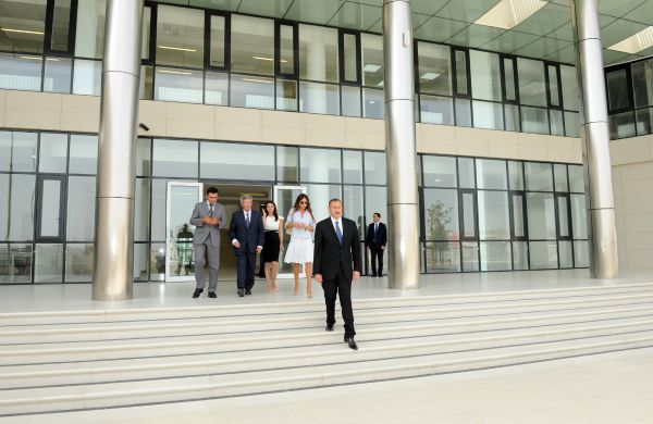 Президент Ильхам Алиев и его супруга приняли участие в открытии Бакинского французского лицея (ФОТО)