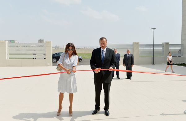 Президент Ильхам Алиев и его супруга приняли участие в открытии Бакинского французского лицея (ФОТО)